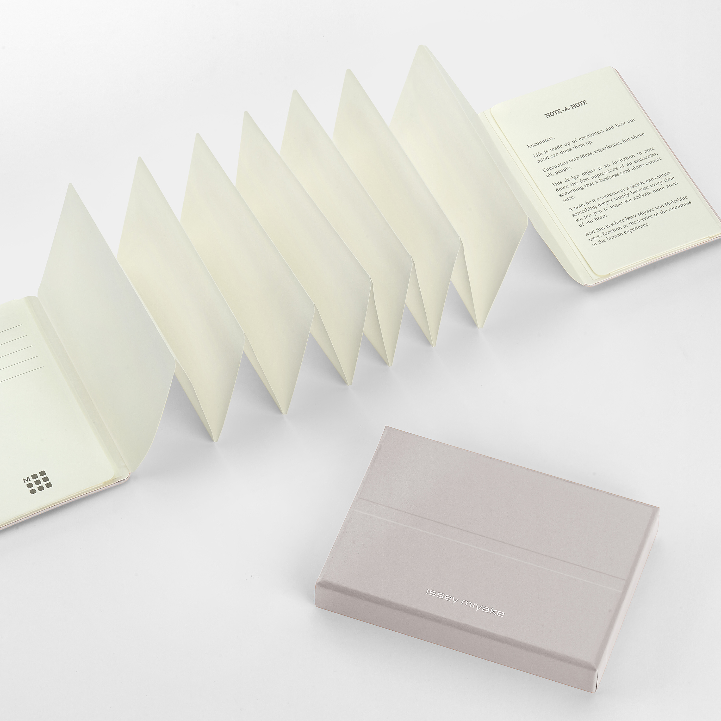 ISSEY MIYAKE | MOLESKINE　限定コレクション ハードカバー、超小型、無地、名刺ホルダー - 箱付き